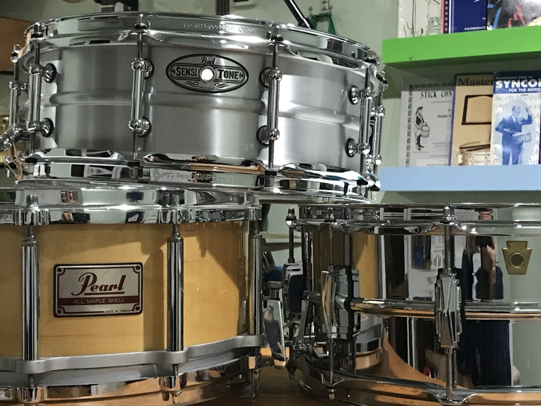 aluminum steel and maple drums each with different snare drum sound